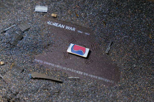 한화 방산3사가 국가보훈부, 국방부유해발굴감식단과 함께 K9 자주포 철로 만든 태극기 배지를 제작, 배포해 아직 유해를 발굴하지 못한 6.25 전사자들을 기리는 '121723 끝까지 찾아야 할 태극기' 호국보훈 캠페인을 시작한다.