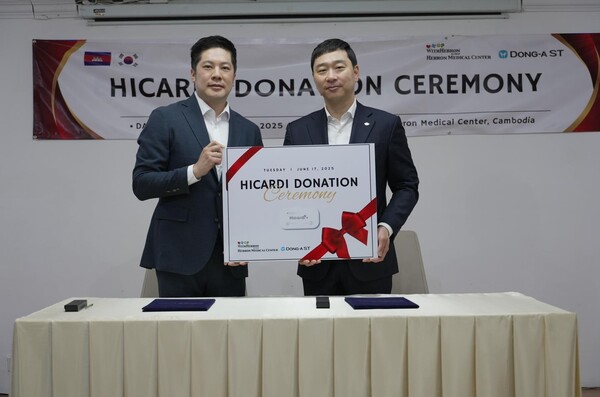 하이카디 지원 업무 협약식에서 동아에스티 정재훈 사장(사진 오른쪽)과 헤브론의료원 진은경 상임이사가 기념사진을 촬영하고 있다.