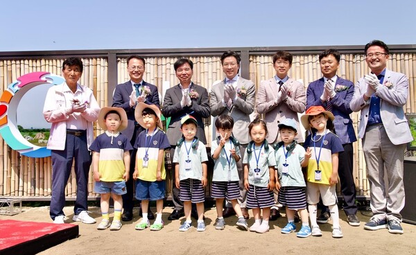 ▲ 뒷줄 왼쪽부터 아산 군덕1리 박응진 이장, 한국환경보전원 신진수 원장, 아산시 조일교 부시장, 현대차 GPO 김일범 부사장, 천안아산환경운동연합 차수철 의장, 현대차 정상익 안전기획사업부장, 충청남도의회 안장헌 의원이 지역 어린이들과 기념 사진을 촬영하고 있다. 