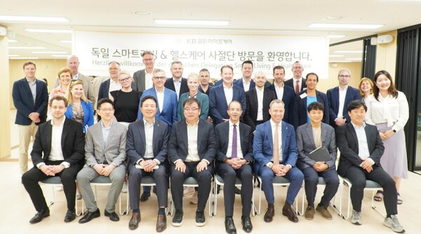 크리스티안 그래프 스마트리빙 & 헬스 센터 사장(앞줄 왼쪽 다섯번째), 마리오 차야 독일 적십자사 베를린 지부 회장(앞줄 왼쪽 여섯번째)과 독일 스마트 리빙 & 헬스케어 사절단 및 관계자들이 KB 골든 라이프 케어 평창 카운티에서 기념촬영을 하고 있다. (사진=주한독일상공회의소 제공)