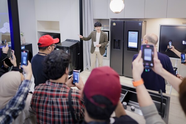 ▲태국 방콕에서 열린 동남아 테크 세미나에서 참석자들이 삼성전자 AI 홈에 대한 시연을 살펴보고 있다