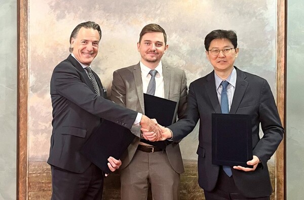 ▲19일(현지시간), 현대건설은 핀란드 국영 에너지 기업 포툼, 웨스팅하우스와 함께 핀란드 신규 원전 건설 사업을 위한 사전업무착수계약(EWA)를 체결했다. 계약 서명에 앞서 (오른쪽부터) 현대건설 최영 뉴에너지사업부장, 포툼 로랑 레뷰글 신규원전담당 부사장, 웨스팅하우스 엘리아스 게데온 수석부사장이 면담하고 원활한 사업 수행을 위한 협력 방안을 논의했다.