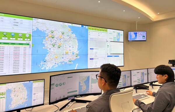 ㈜한화 글로벌부문이 구축한 스마트통합관제센터 모니터링룸에서 직원들이 모니터링을 하고 있다