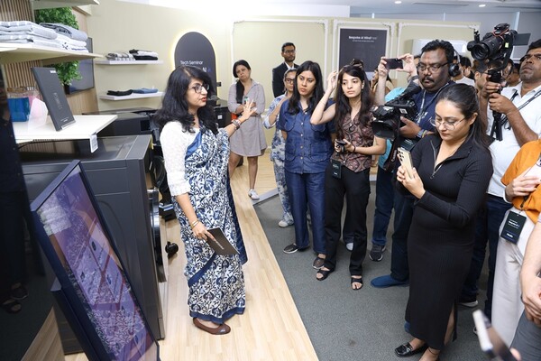 ▲ 인도 구르가온에서 열린 삼성전자 서남아 테크 세미나에서 참석자들이 스마트싱스의 연결 경험에 대한 시연을 살펴보고 있다.