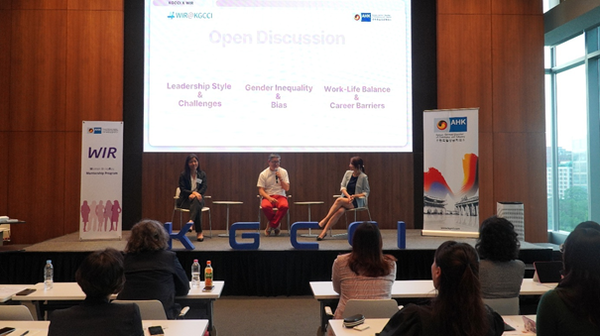 (왼쪽부터) 신디 차오 매켈 지멘스 에너지 부사장, 캐리 창 TEC이사, 맹주석 한국에프아이티볼테라 대표가 주한독일상공회의소 주최 ‘2025 Women in koRea (WIR) 리더십 포럼’ 공개 토론에 참여하고 있다. (사진=주한독일상공회의소 제공)