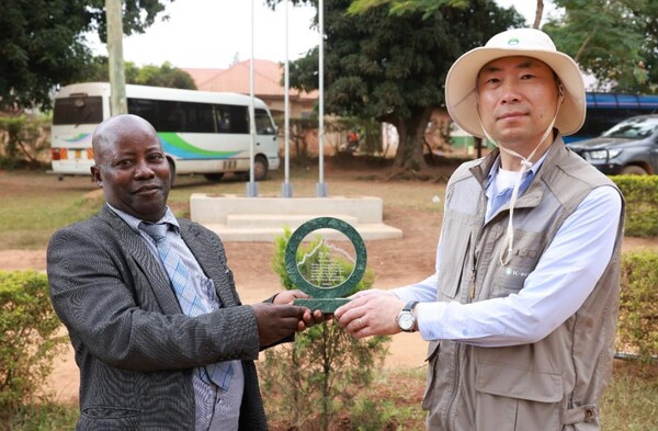 ▲한국환경공단 차광명 경영기획이사(오른쪽)과 부수쿠마 나물룽게 초등학교 교장이 25일 공단 글로벌 사회공헌활동 감사패 전달식에서 기념촬영하고 있다.