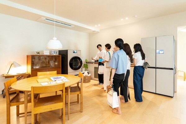 ▲ 관람객이 부산 해운대구 벡스코에서 진행된 라이프스타일 전시에서 삼성전자 2025년형 비스포크 AI 가전을 체험하고 있다.