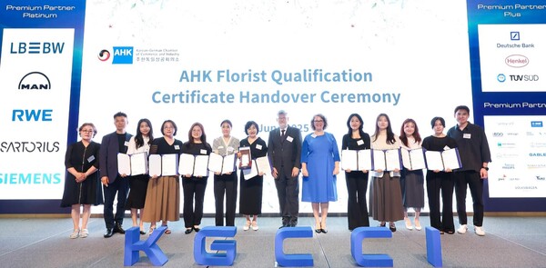주한독일상공회의소 ‘베루프스빌둥(Berufsbildung)’의  ‘AHK 플로리스트’ 인증서 수여식 기념촬영을 하고 있다. (사진=주한독일상공회의소 제공)