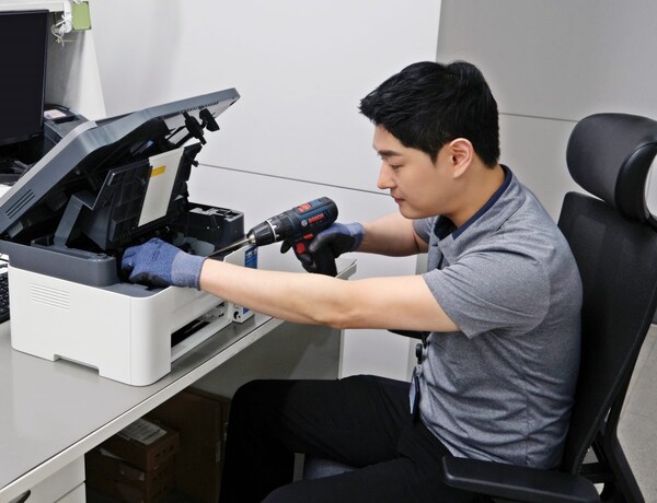 ▲삼성전자서비스 엔지니어가 스마트폰을 점검해주는 모습