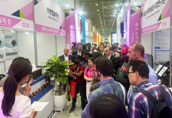 ▲ 해외바이어 전시장 투어 