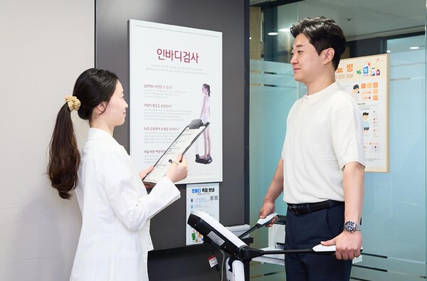 ▲ '여름맞이 몸짱이벤트'에 참여한 SK네트웍스 구성원이 인바디 검사를 진행하고 있다.