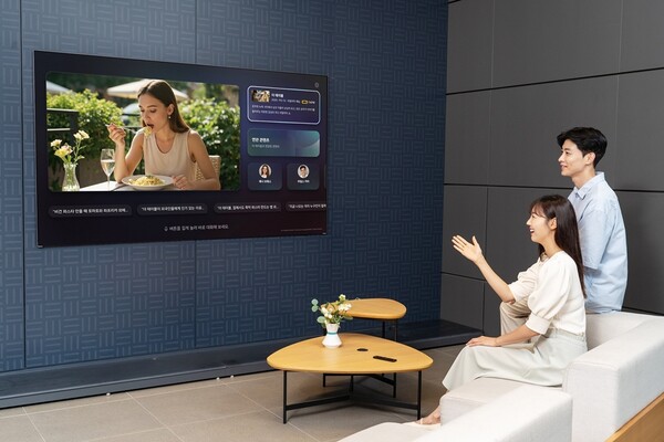 ▲ 삼성전자 모델이 자연어 처리 기반의 향상된 빅스비가 적용된 ‘클릭 투 서치’를 통해 삼성 AI TV와 대화하듯이 다양한 정보를 얻고 있다.