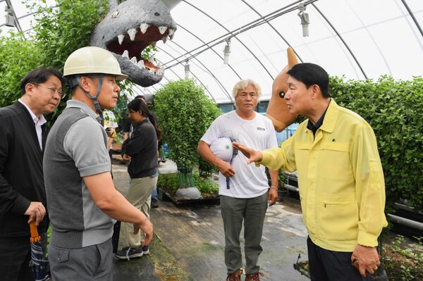 ▲ 송병억 수도권매립지관리공사 사장(맨 오른쪽)이 폭염 대응 현장을 점검하며 현장 근로자를 격려하고 있다