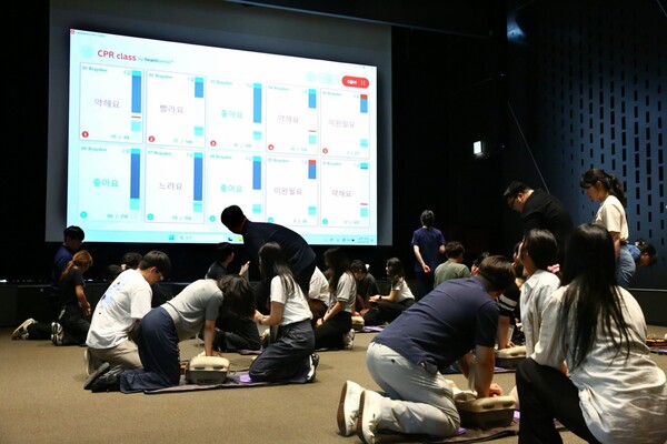 ▲ ㈜한화 건설부문 안전보건관리자들이 상황에 맞춰 자동심장충격기(AED)를 사용하고 있다.