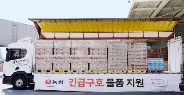 ▲농심이 이머전시 푸드팩 사업으로 재난지역에 구호품을 지원하고 있는 모습