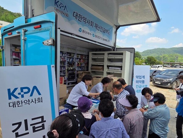 ▲ 집중호우 피해 지역을 찾은 봉사약국 트럭의 현장 모습.