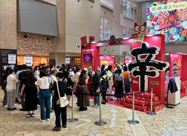 ▲농심이 일본 내 백화점 매출순위 2위인 오사카 한큐 백화점 본점에서 ‘Hello! 辛라면’ 팝업스토어를 운영한다.