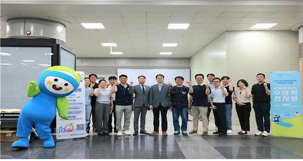 ▲한국환경공단은 24일 한국환경공단역에서 국민과 함께하는 역명부기 기념행사를 실시했다.(이재학 공단 노동조합위원장 왼쪽 다섯번째, 차광명 공단 경영기획이사 왼쪽 여섯번째, 박일규 공항철도 영업본부장 왼쪽 일곱번째, 임재갑 공항철도 노동조합위원장 왼쪽 여덟번째)