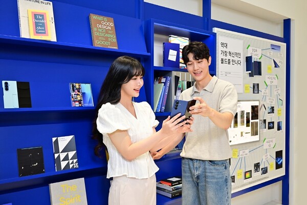 ▲ 삼성스토어 홍대 ‘갤럭시 스튜디오’에서 25일 국내 출시한 ‘갤럭시 Z 폴드7·Z 플립7’과 ‘갤럭시 워치8 시리즈’를 소개하는 모습