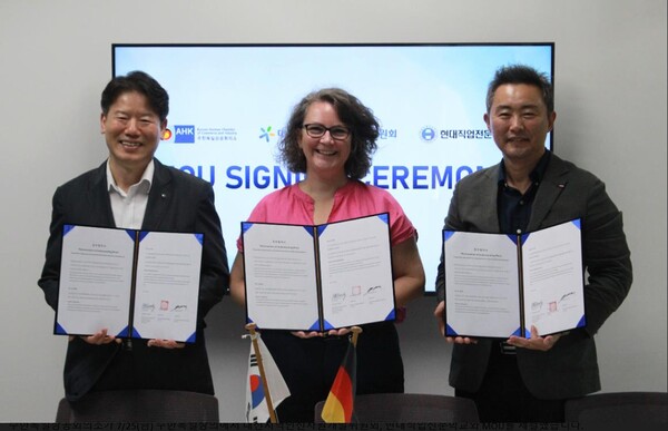 (왼쪽부터) 권용대 대전지역인적자원개발위원회 사무국장, 마리 안토니아 폰 쉔부르크 주한독일상공회의소 대표, 유성식 현대직업전문학교 이사장 기념 사진을 촬영하고 있다. (사진=주한독일상공회의소 제공)