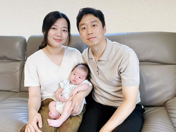 지난달 출산으로 100번째 육아동행지원금을 받은 원소라 아워홈 책임(왼쪽) 가족