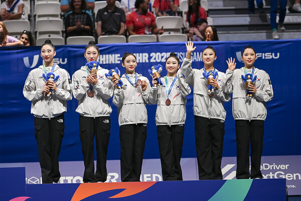 ▲세종대학교(총장 엄종화) 체육학과 리듬체조팀이 독일 에센에서 열린 2025 라인-루르 하계유니버시아드(Universiade Rhine-Ruhr 2025) 리듬체조 단체전에서 대한민국 대표로 출전해 값진 동메달을 따내는 쾌거를 이뤘다. (좌측부터 박도경. 김주원. 김민. 이소윤(22학번). 이소윤(25학번). 고예진 선수) 