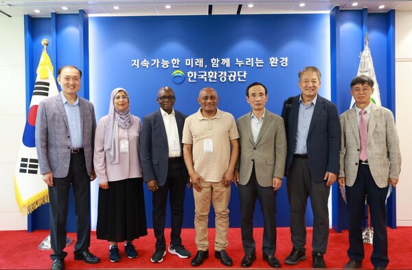 ▲ 29일 인천 소재 한국환경공단 본사를 방문한 가나 등 아프리카 4개국 관계자들이 정재웅 한국환경공단 자원순환이사(왼쪽 다섯 번째), 박천규 UNOSD 원장(왼쪽 여섯 번째) 등과 기념촬영하고 있다.