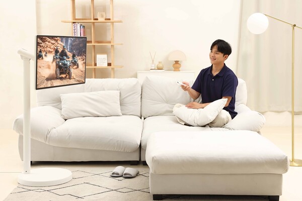 ▲ 삼성전자 모델이 무빙스타일 엣지를 체험하고 있다.