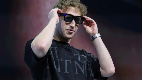 Meta의 CEO 마크 주커버그가 2024년 9월 25일 캘리포니아주 멘로파크에 있는 회사 본사에서 열린 Meta Connect 연례 행사에서 기조연설을 하며 Orion AR Glasses를 소개하고 있다.(사진=Meta)