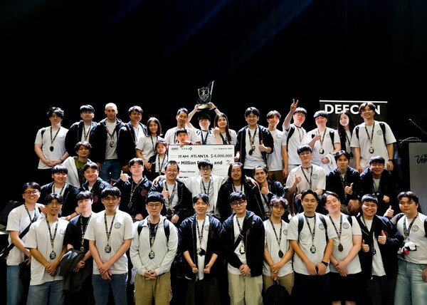 ▲ 미국 현지시간 8일 라스베이거스에서 열린 ‘AI 사이버 챌린지’에서 삼성전자와 국내외 주요 대학이 연합해 출전한 ‘팀 애틀랜타(Team Atlanta)’가 우승 기념 단체 사진을 찍고 있다.