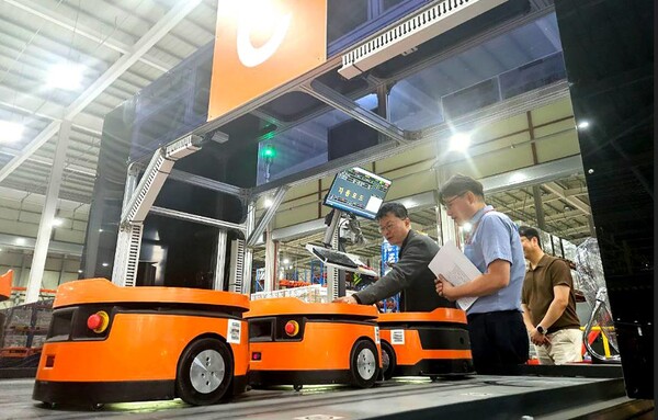 ▲ SK네트웍스 이호정 사장이 폭염 속 워커힐 사업 현장을 찾아 고객과 구성원의 안전이 최우선임을 강조하며, 정보통신 사업 물류센터를 방문했다.