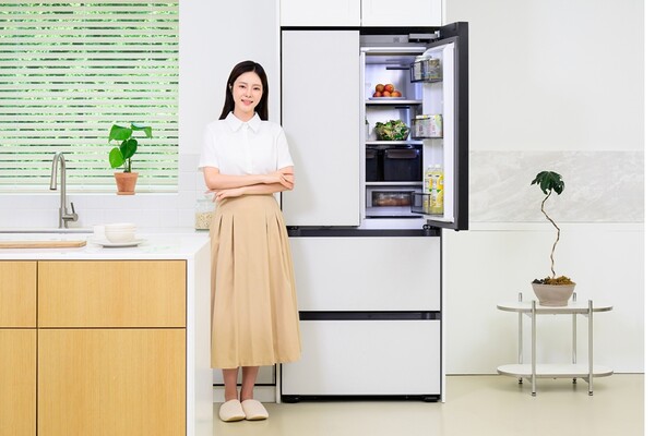 ▲ 삼성전자 모델이 ‘비스포크 AI 김치플러스 키친핏 맥스’ 김치냉장고 신제품을 소개하고 있다.