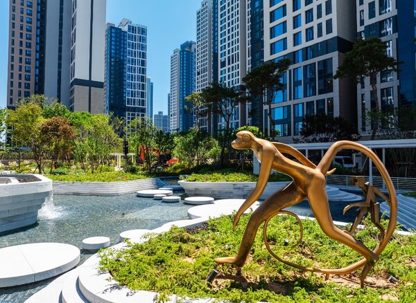 ▲ 힐스테이트 레이크 송도 4차 수경시설에 전시된 대상 ‘돌봄에 대하여(정은형)’