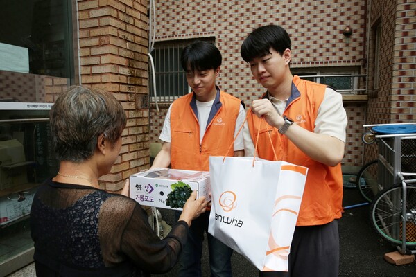 ㈜한화 임직원들이 서울 종로구 무악동 취약계층 세대에 삼계탕과 포도 등 제철음식을 전달하고 있다