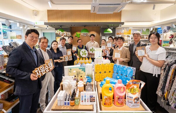 ▲한국환경산업기술원은 8월 27일 서울 종로구 아름다운가게 안국점에서 생활화학제품 안전약속 이행협의체 및 (재)아름다운가게와 함께 물품 전달식을 개최했다.
