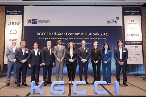 (왼쪽부터) 휠릭스 칼코스키 KGCCI 부사장, 최태연 아마쎌 코리아 대표이사, 정하중 KGCCI 부회장 겸 한국지멘스 대표, 요른 바이서트 주한독일부대사, 데이비드 존스 RWE 리뉴어블즈 코리아 지사장, 마리 안토니아 폰 쉔부르크 KGCCI 대표, 마첼로 루수아르디 로버트보쉬코리아 사장, 카타리나 비클렌코 독일무역투자진흥처 한국대표, 줄리아나 리 도이치은행 아시아 수석 이코노미스트, 병희 글루글라 루프트한자카고 한국지점장이 ‘2025 하반기 이코노믹 아웃룩’에서 기념촬영을 하고 있다. (사진=KGCCI 제공)