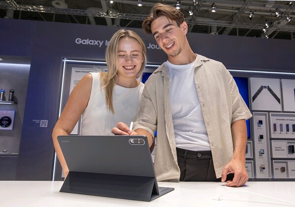 ▲ 오는 5일부터 9일(현지시간) ‘IFA 2025’가 열리는 독일 베를린 ‘메세 베를린(Messe Berlin)’의 ‘시티큐브 베를린(City Cube Berlin)’에 위치한 삼성전자 전시관에서 삼성전자 모델이 갤럭시 탭S11 울트라를 소개하고 있다.