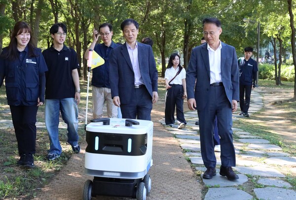 ▲ (사진 설명) 신진수 한국환경보전원장과 홍동곤 한강유역환경청장이 11일, 수풀로 양수리를 찾아 AI로봇「수풀로버」의 자율주행(순찰) 현장에 동행하고 있다. 