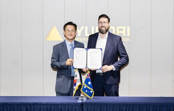 ▲ 서울 종로구에 위치한 현대건설 계동 본사에서 현대건설 김경수 글로벌사업부장(왼쪽)과 오스넷 조나단 디실바(jonathan D'Sylva) 인프라 개발책임자(오른쪽)가 업무협약을 체결한 후 기념사진을 촬영하고 있다.