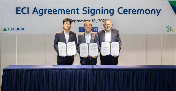 ▲ 현대건설 본사 사옥에서 김태희 현대건설 건축사업부장(왼쪽)과 장 야쉰 HND 홀딩스 창업주(가운데), 로널드 맥레이 CMP 대표(오른쪽)가 ‘The Strand 주택 개발사업에 대한 시공사 조기 참여 협약’을 체결한 후 기념사진을 촬영하고 있다.