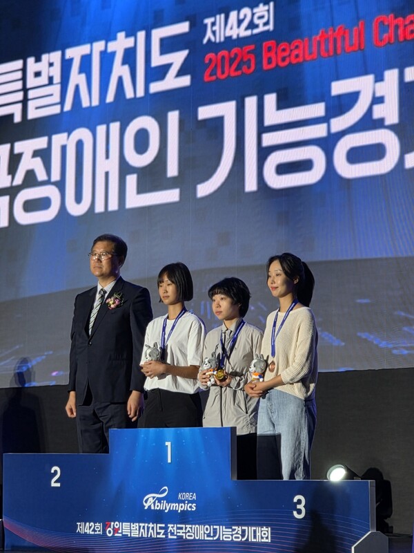 ▲ 1위 단상에 오른 최연지 바리스타(왼쪽에서 3번째)