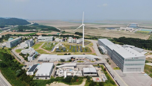 ▲ 현대건설이 전북 부안군 신재생에너지단지에 조성한 수전해 기반 수소 생산기지의 전경. 