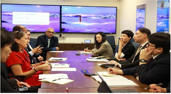 ▲ 26일(현지시각) 미국 뉴욕에서 열린 UNDP D4SD의 고위급 회담에서 차광명 한국환경공단 경영기획이사(오른쪽 두번째)가 논의하고 있다.