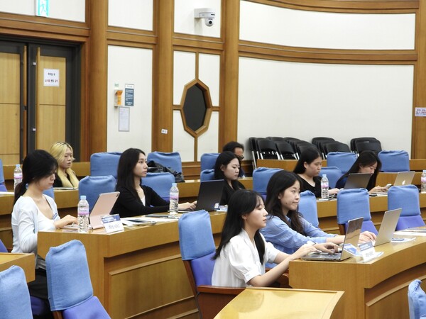 대학생 서포터즈 활동 사진 (포럼 현장 취재 및 기록 활동 모습).