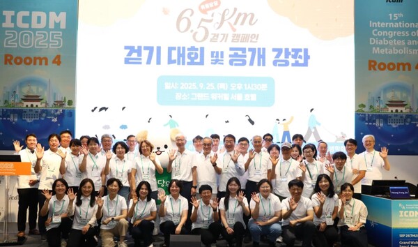 ▲ 위풍당당 6.5km 걷기 캠페인 기념행사에서 당뇨병 환자, 재단 후원자, 대한당뇨병학회 임원진 및 관계자, 동아에스티 임직원이 기념 사진을 촬영하고 있다.
