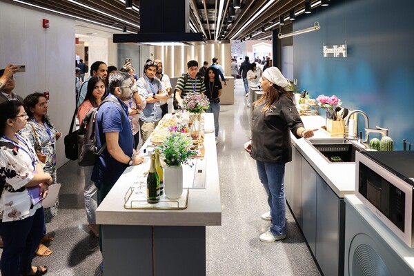 ▲ 삼성전자가 인도 뭄바이에 위치한 삼성 BKC 플래그십 스토어에서 현지 미디어와 거래선을 대상으로 최신 ‘AI 홈’의 차별화된 고객 경험을 소개하고, 제품의 성능과 사용성을 혁신하는 ▲모바일 제품의 ‘갤럭시 AI’ ▲영상 디스플레이 제품의 ‘비전 AI’ ▲가전 제품의 ‘비스포크 AI’가 탑재된 다양한 신제품을 선보였다.