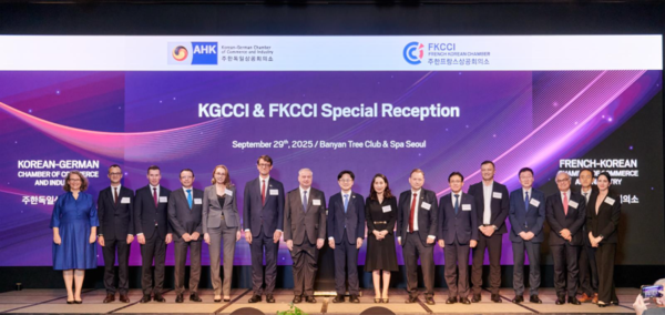 ▲ 주한독일상공회의소와 주한프랑스상공회의소가 29일 반얀트리 클럽앤스파 서울에서 공동개최한 특별 간담회에 참석한 김정관 산업부 장관(가운데)와 주요 귀빈이 기념촬영을 하고 있다. (사진=주한프랑스상공회의소 제공) 