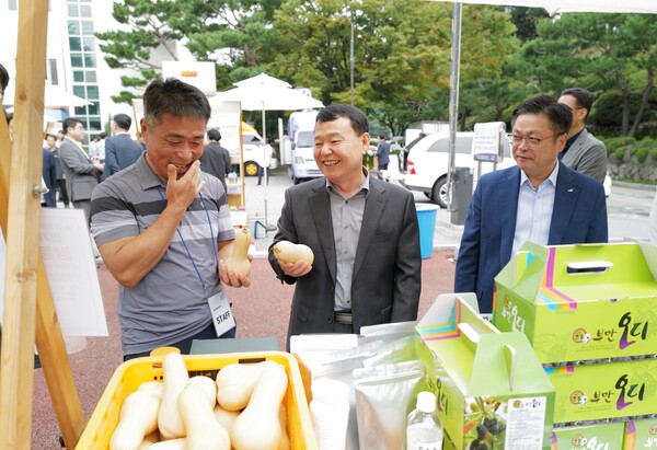 ▲윤석대 한국수자원공사 사장(사진 가운데)이 9월 30일 대전 본사에서 추석을 앞두고 명절의 의미를 함께 나누고자 열린 임직원, 댐주변지역 농가 간 농산물 직거래 장터인 ‘이음장날’에서 지역 농가의 판매부스를 방문하고 있다. 이번 행사에는 충주댐·안동댐 등 전국 17개 댐 인근의 20개 지자체 소속 23개 농가가 참여하였으며, 농가별 부스에서는 샤인머스캣, 홍삼, 조기 등 약 95여 종의 농특산물이 홍보·판매됐다.