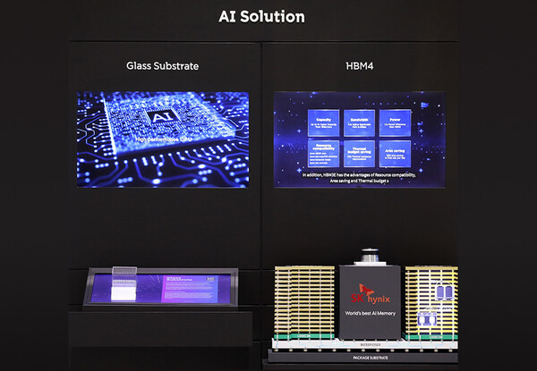 [사진설명] AI 데이터센터에 필요한 SK그룹 AI 생태계 핵심 제품 SKC ‘유리기판(SKC)’과 SK하이닉스 ‘고대역폭메모리4(HBM4)’ (좌측부터)