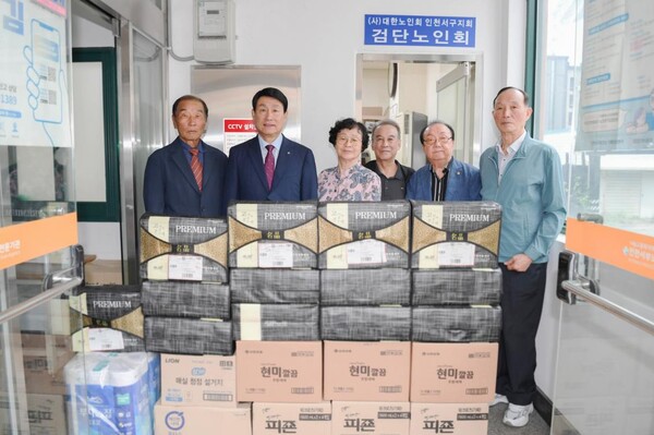 ▲송병억 수도권매립지관리공사 사장(왼쪽 두 번 째)이 24일 인천 서구 사회복지시설인 검단노인회를 방문해 명절 위문품을 전달하며 따뜻한 마음을 나누고 있다.